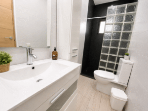 Baño moderno con ducha y lavabo de La Casita Gergaleña en Gérgal, Almería