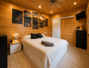 Dormitorio de matrimonio con paredes de madera en La Casita Gergaleña en Gérgal, Almería