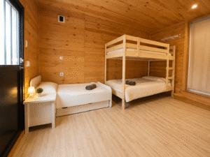 Habitación con literas y cama infantil en casa rural de Gérgal, Almería