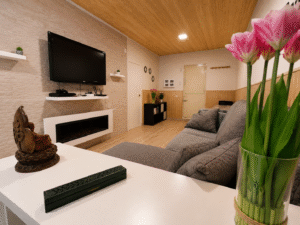 Salón moderno y acogedor de La Casita Gergaleña con sofá, chimenea y televisión en Gérgal, Almería