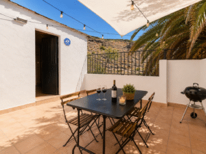 Terraza con barbacoa y vistas de La Casita Gergaleña en Gérgal, Almería
