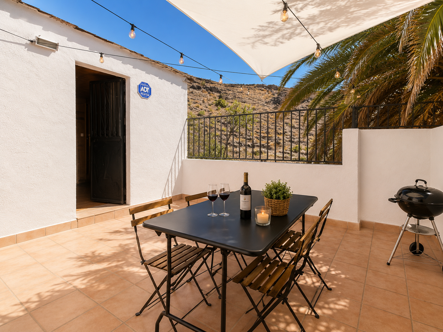 Terraza con barbacoa y vistas de La Casita Gergaleña en Gérgal, Almería